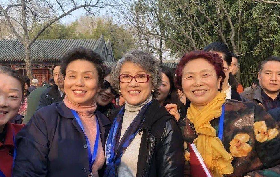 宋春丽晒72岁近照,白发苍苍还剪短发,奶奶模样自然也没有装,反_时尚