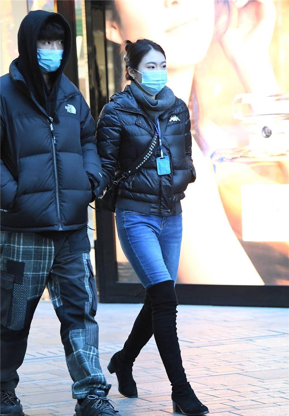 紧身牛仔裤搭配长靴,你的冬季生活,也可以很精彩_黑色_款式_女人