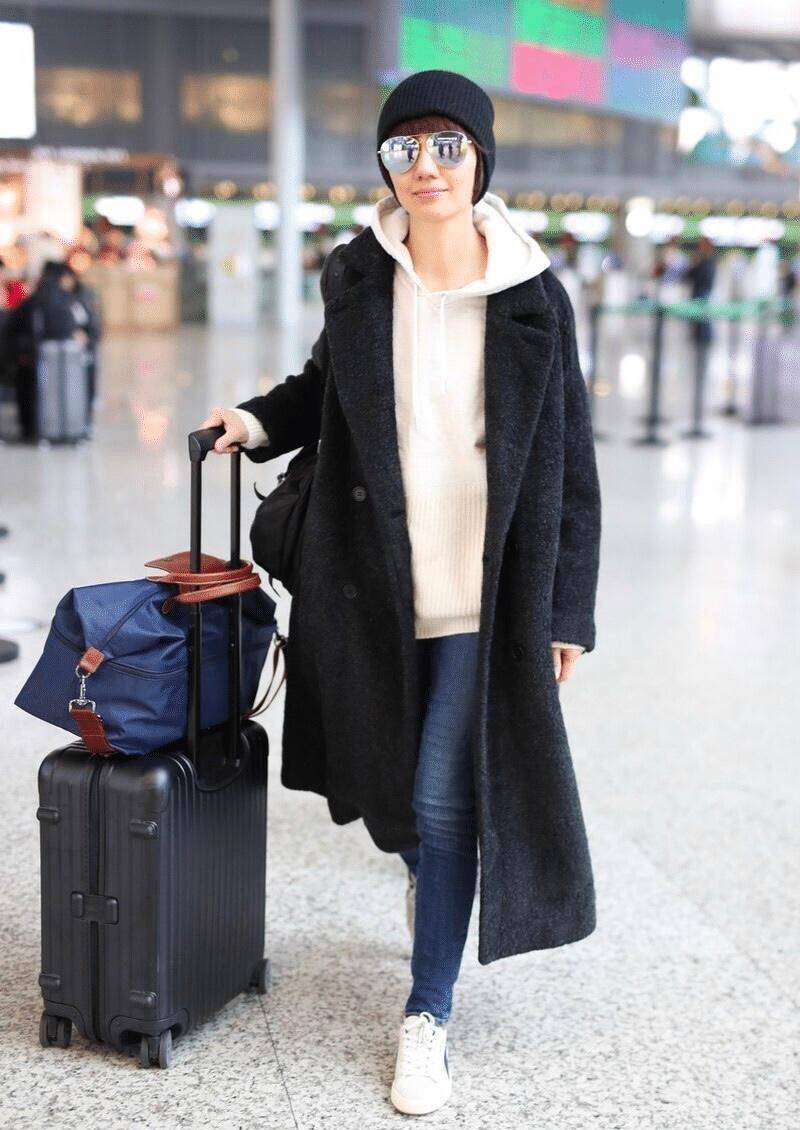 短款羽绒服在寒冷的冬季,袁泉会选择短款羽绒服来保暖.