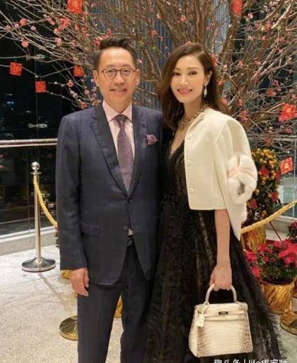 李嘉欣一家三口牵手逛街,穿针织衫配百褶裙好清新,小腹赘肉抢镜