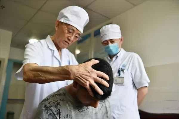 国医大师李业甫,被誉为"中医推拿第一人",创造了推拿界的多个第一