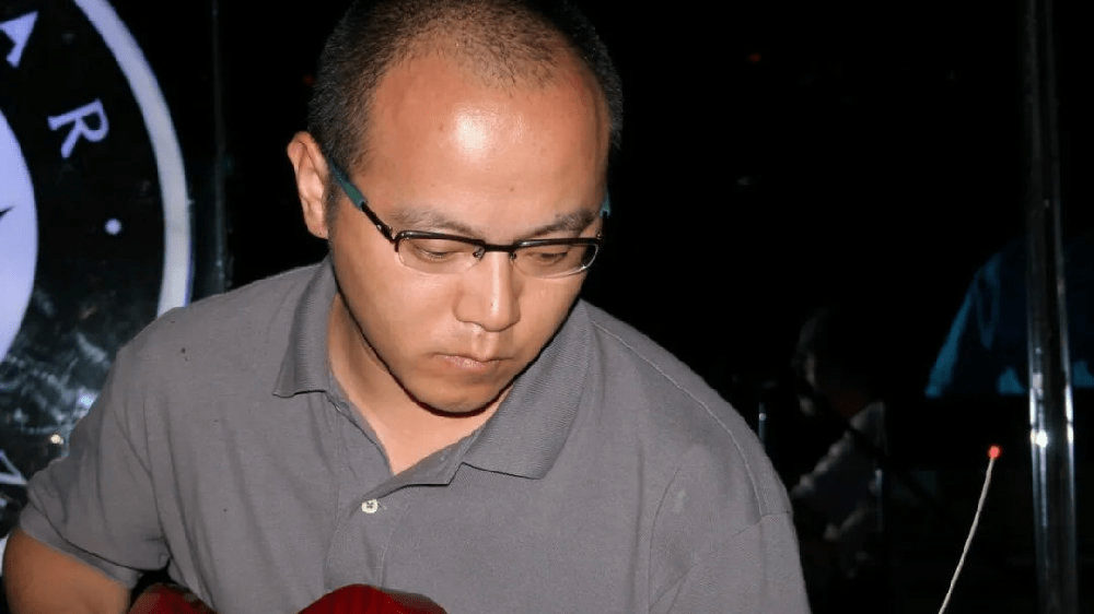 窦唯与音乐才子张亚东合作时,介绍妹妹窦颖认识了他.