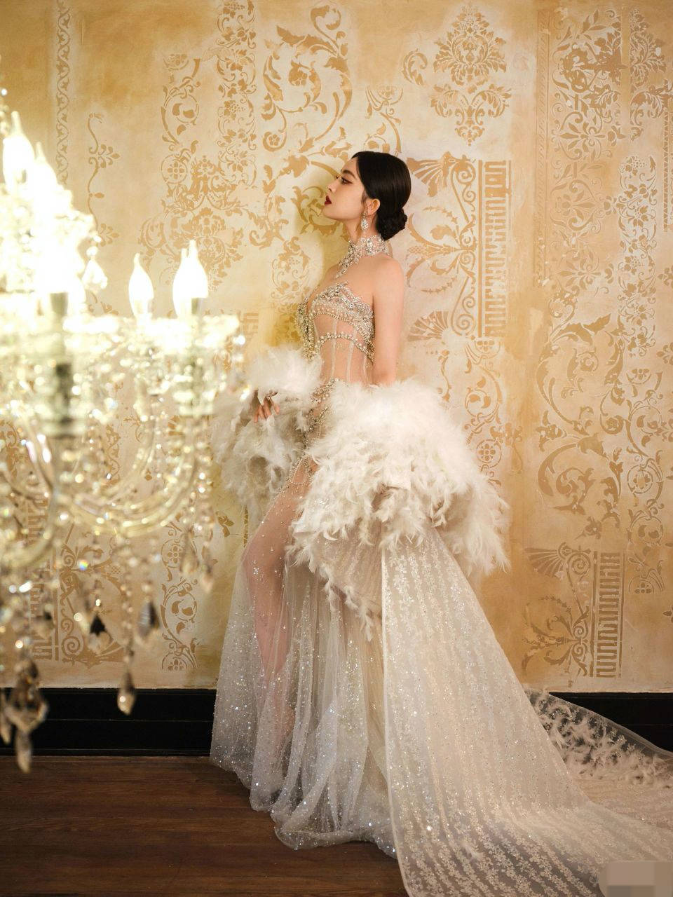 古力娜扎写真大赏,完美曲线征服全场,她会是时尚界的新天后吗?