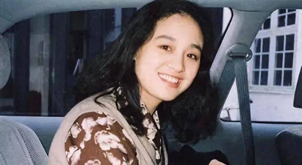 伍宇娟:嫁大2岁的教授,婚后生一子,如今咋样了?_李慕华_中戏_生活