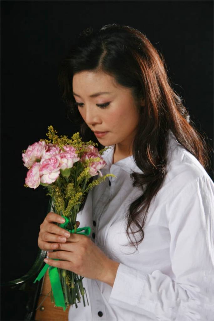 女军人都唱《妻子》,谭晶嫁年轻科学家,李丹阳大校军衔为何单身_战友