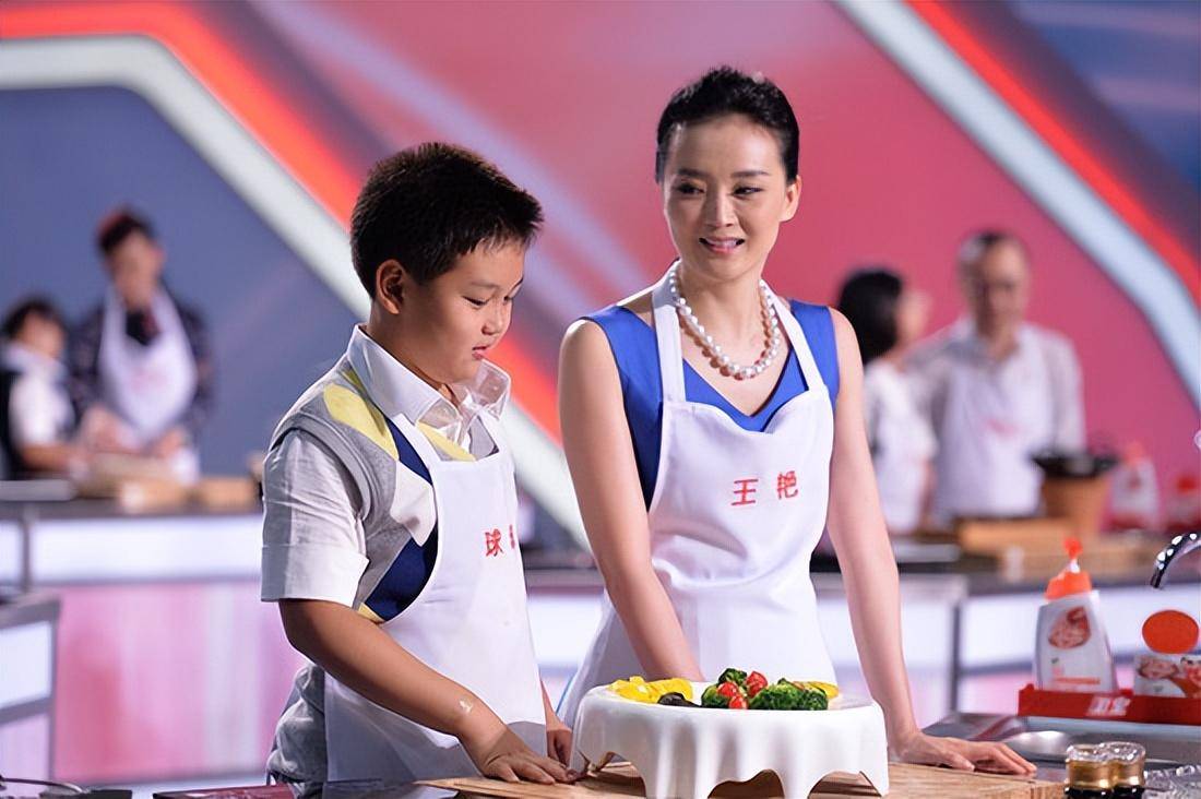 王艳脸上露出的是惊恐和不安,这表情让人耐人寻味早前王艳接受采访