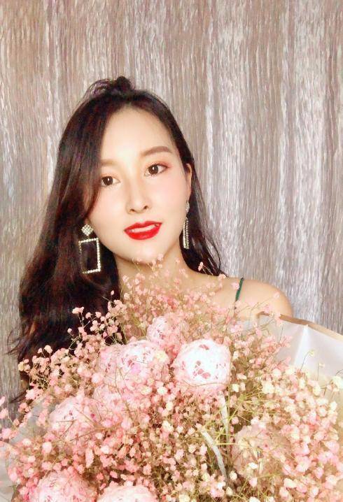 "嘎子哥"谢孟伟为小儿子庆1周岁,嘟嗒长相俊俏,一点不像爸爸_郭珊珊