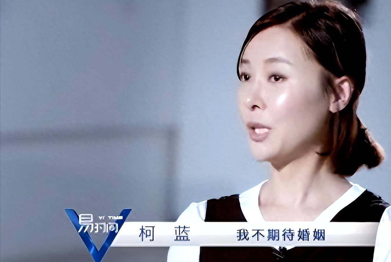 与常提及自己"军人世家"背景的韩雪一样,柯蓝出生于京城的一个显赫