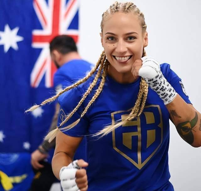 "金发轰炸机"埃巴尼布里奇斯:从比基尼健美冠军到拳击女王_比赛_运动