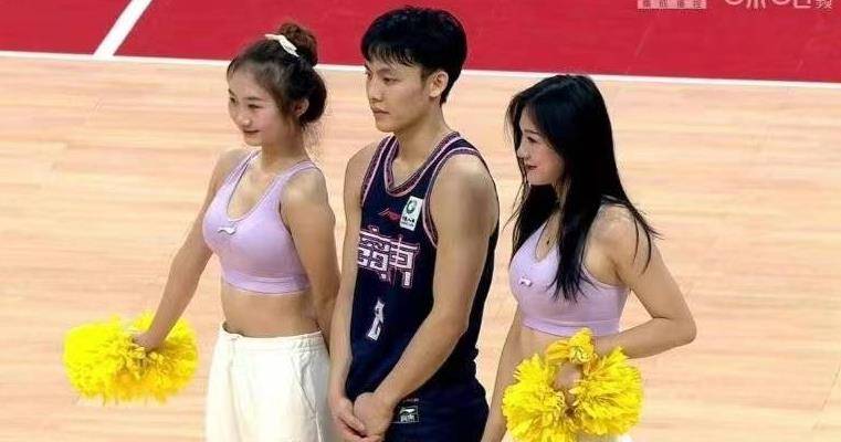 原创
            女啦啦队明星追逐徐杰，杜锋为何拖徐杰回更衣室？徐杰的反应太搞笑了