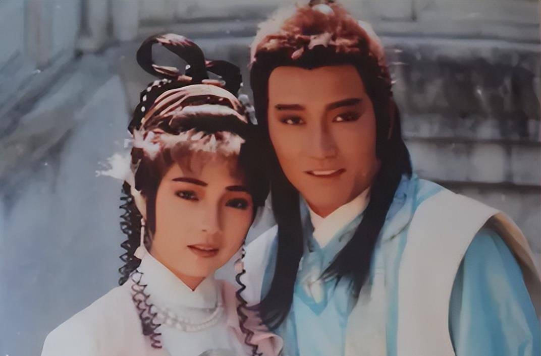 戚美珍:与苗侨伟恩爱32年,如今60岁依然精彩,嫁对人是有多幸福_翁美玲