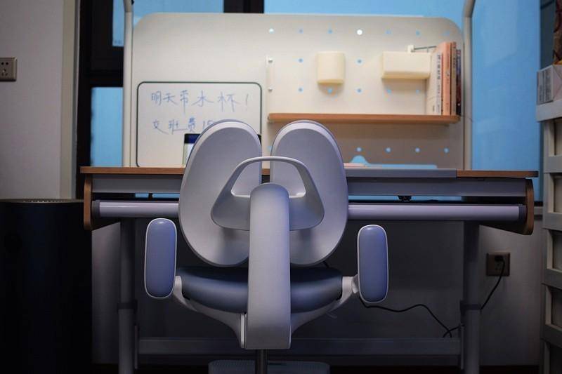 全光谱天幕灯 追背椅好坐姿 酷可立护眼学习桌椅