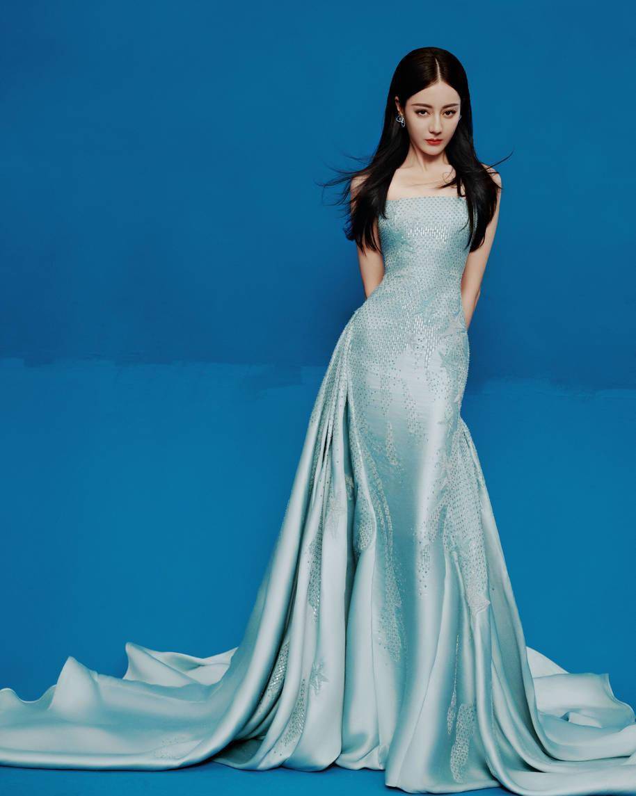 《迪丽热巴的蓝色人鱼公主造型:优雅与魅力的完美展现》