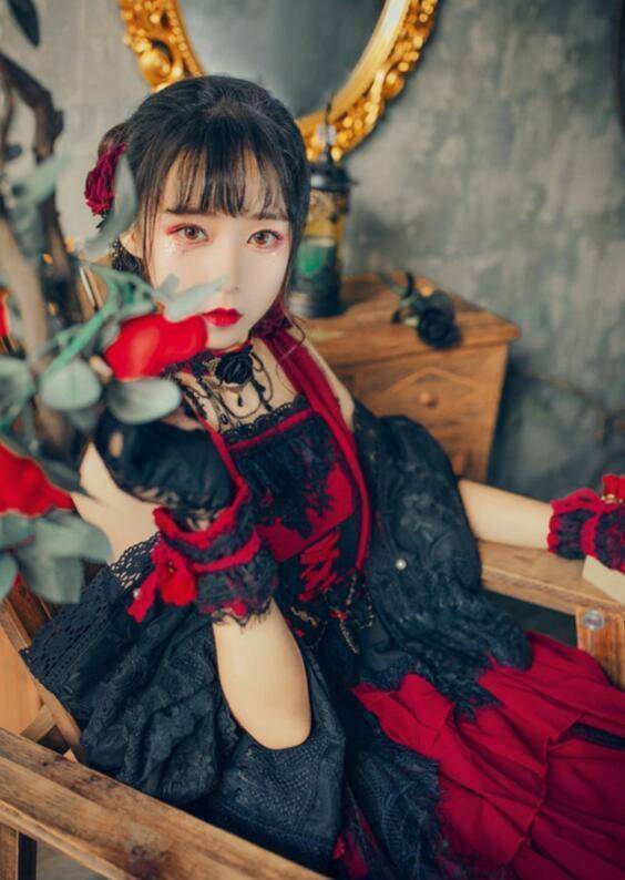 "哥特暗黑系"洛丽塔:不骄不躁,做独一无二的女王_风格_服装_图案