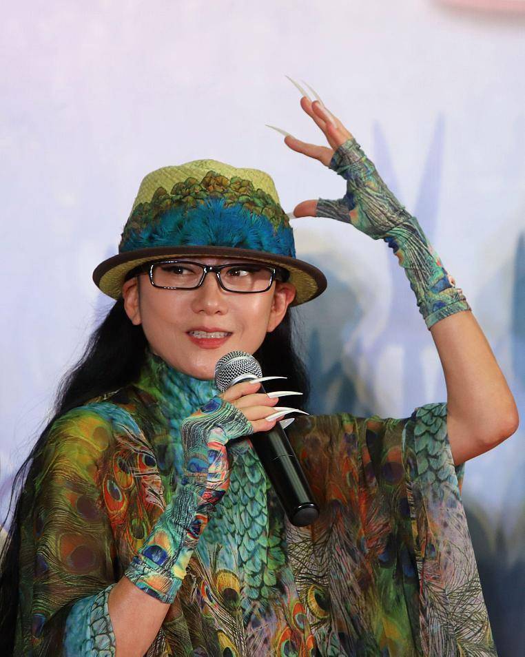 杨丽萍内蒙古打雪仗,指甲太长团不起雪球,表情尴尬引