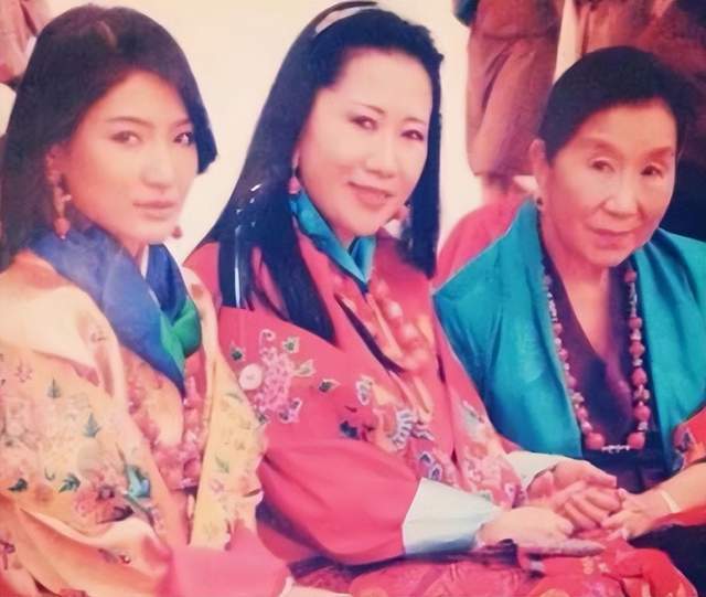 不丹四位王太后出席国庆活动,身着传统服装,神态仙气,给我们留下了