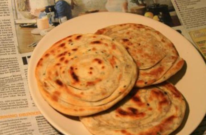 烙饼店老板透露，烙饼不要单纯下水和面，用它和面，烙饼香软美味(图4)