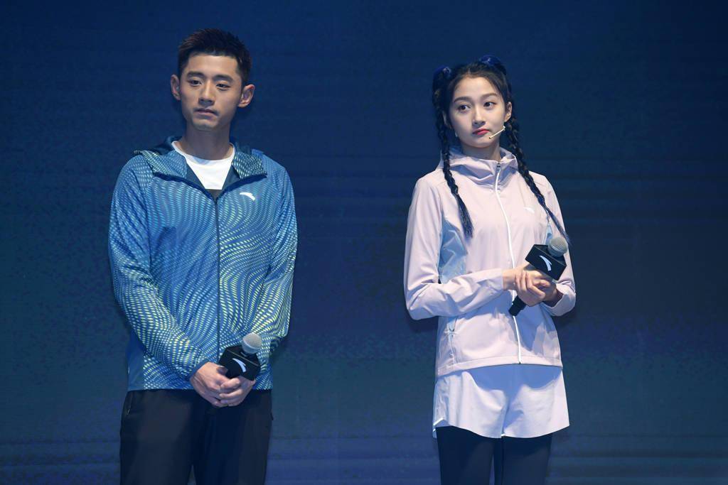 张继科和大美女关晓彤的亲密合照,关晓彤和张继科一起打球哦