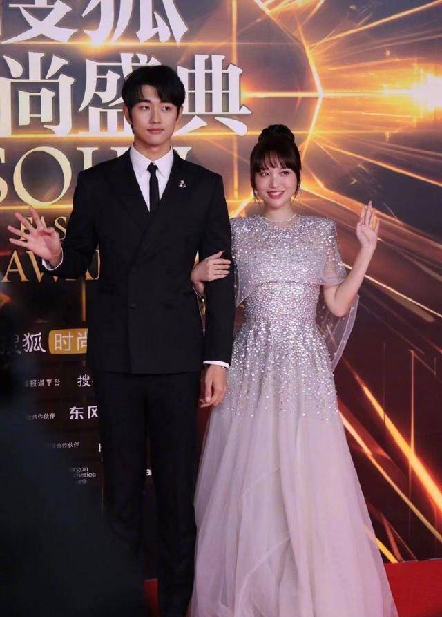 身材婀娜多姿,曼妙曲线呼之欲出,大秀美背,像一条闪亮的美人鱼.