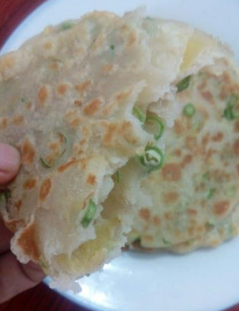 烙饼店老板透露，烙饼不要单纯下水和面，用它和面，烙饼香软美味(图2)