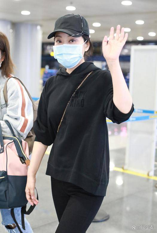 闫妮又瘦了,穿一身显瘦的黑色走机场,目测就连98斤都没有!