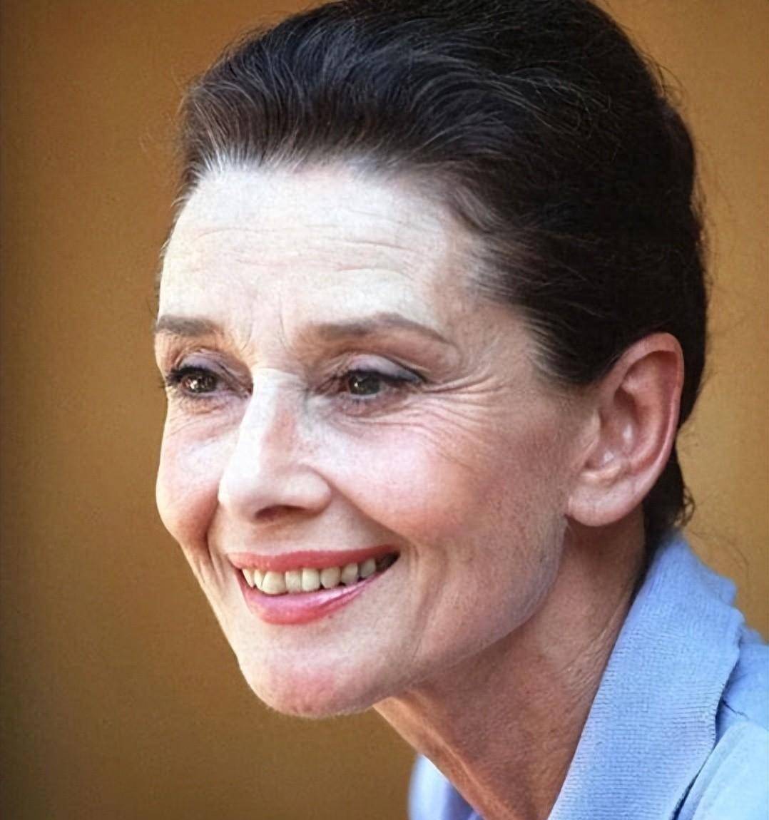 我惊叹赫本晚年的状态:衣着优雅,盘发,真是一生美丽_女性_细节_时间