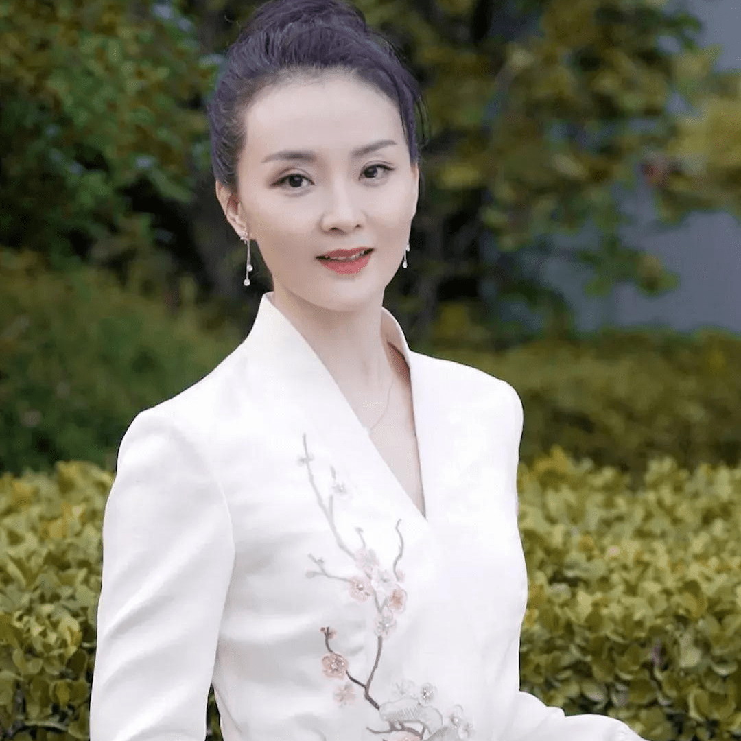 更何况,王艳的丈夫有资本愿意做一名全职家庭主妇.