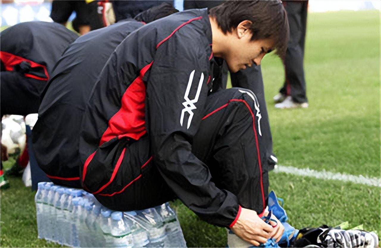 他曾是国足头号射手,与空姐妻子离婚,独自抚养儿子后重返球坛_张玉宁_