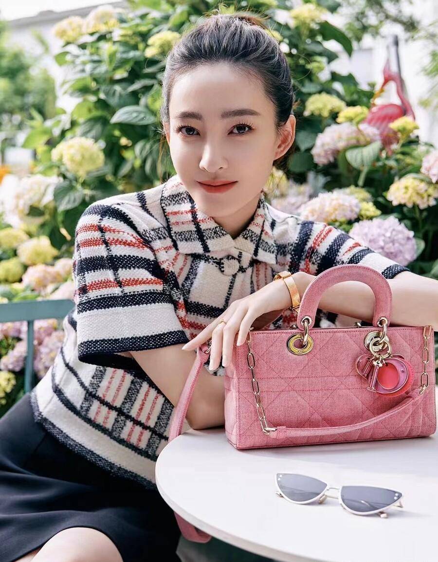 王丽坤dior写真大片:清新浪漫格调满满,姿态优雅时尚迷人_钢笔字_生活