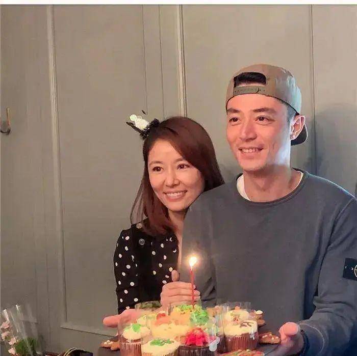 林心如携老公为父母庆生,她穿卫衣如少女,霍建华身材发福略显老_休闲