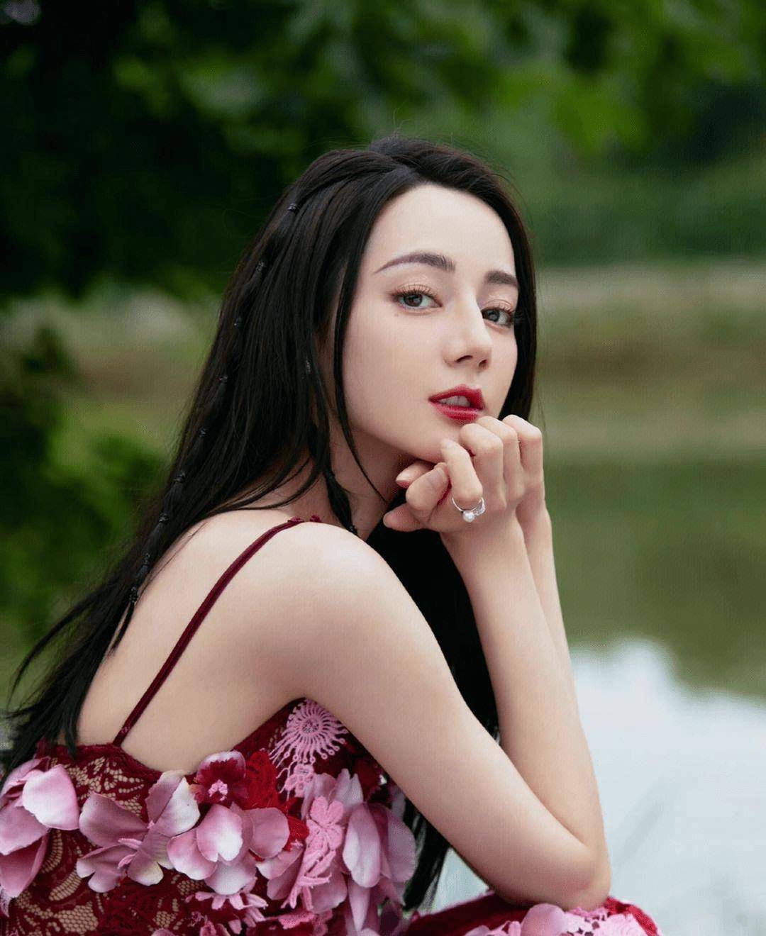 迪丽热巴身材高挑曼妙,演技出色,未来能否成为娱乐圈的大明星?