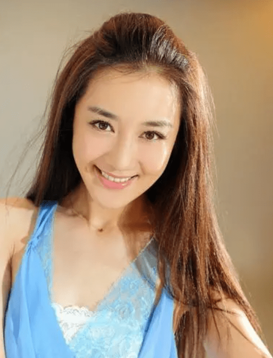 随着年龄的增长,李依晓的年龄和容貌成为了公众讨论的焦点.