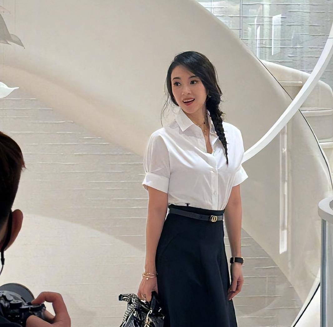 章子怡官宣离婚后首现身,穿白衬衫扎麻花辫,知性优雅更美了_汪峰_活动