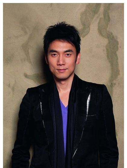 1996年,他在中央电视台96年春节联欢晚会上演唱《火火的北京》1997年