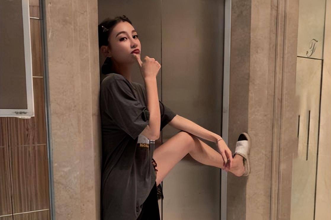 曹云金官宣恋情后,前妻唐菀晒照"比耶",手上婚戒成亮点_生活_唐菖蒲