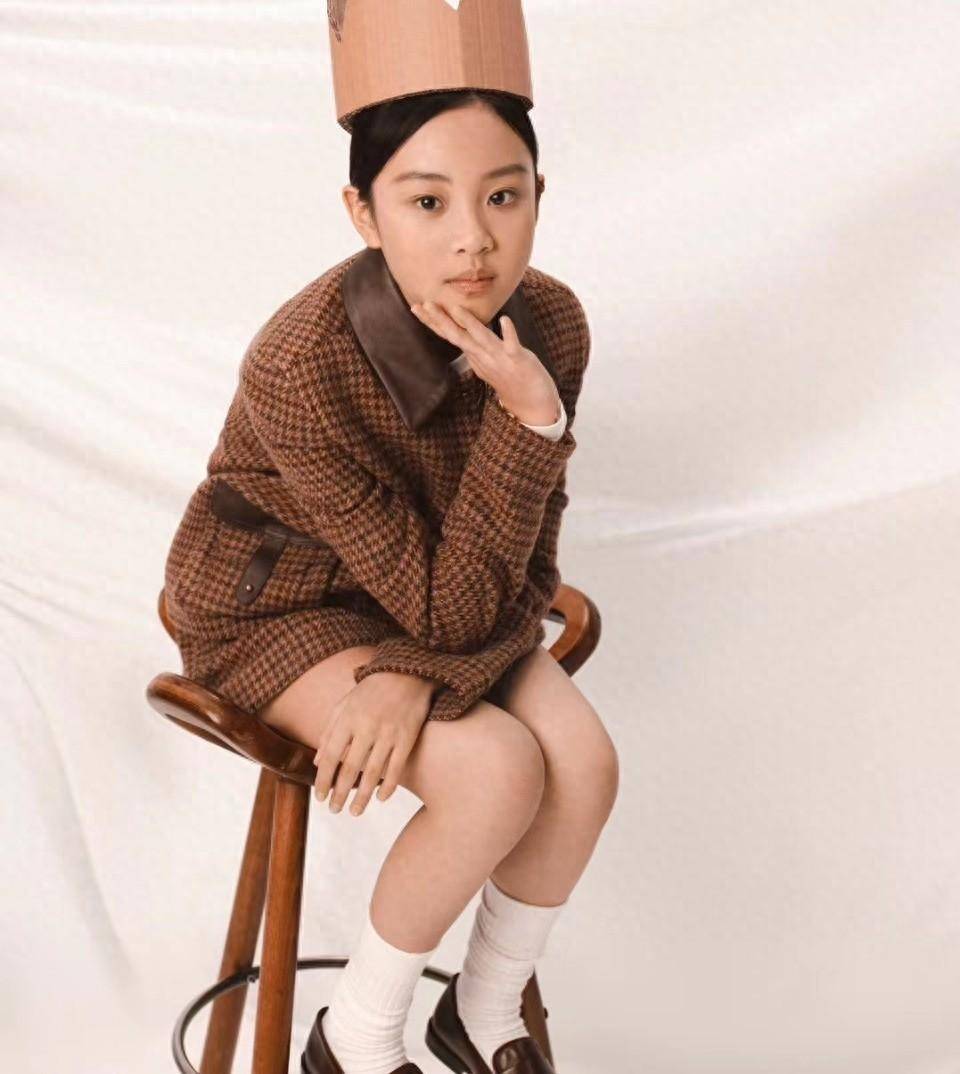 首先我们来看看甜馨为杂志拍摄的照片.