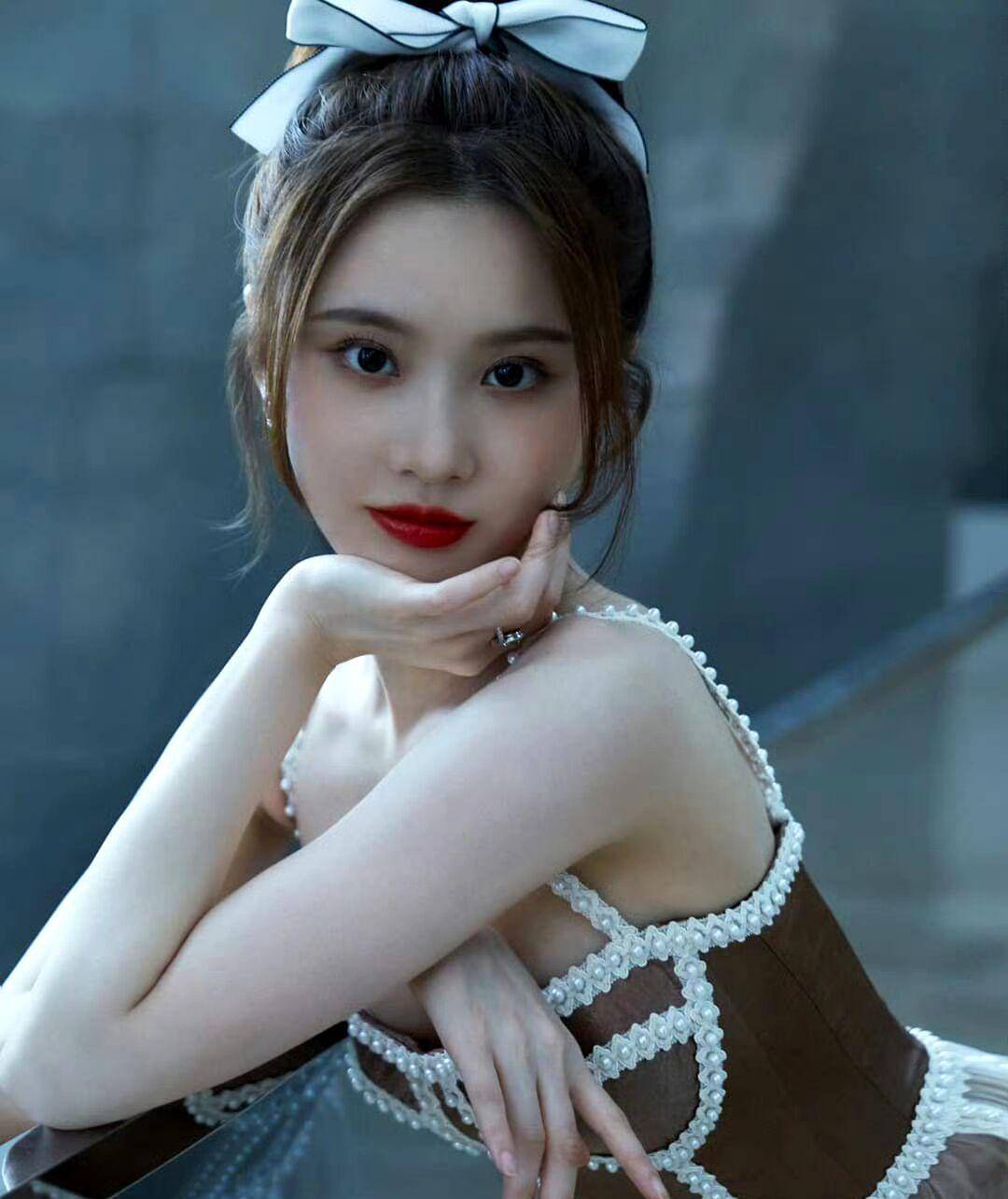 "最不受欢迎的谋女郎"张慧雯身穿裸色珍珠吊带裙,优雅又带点小性感