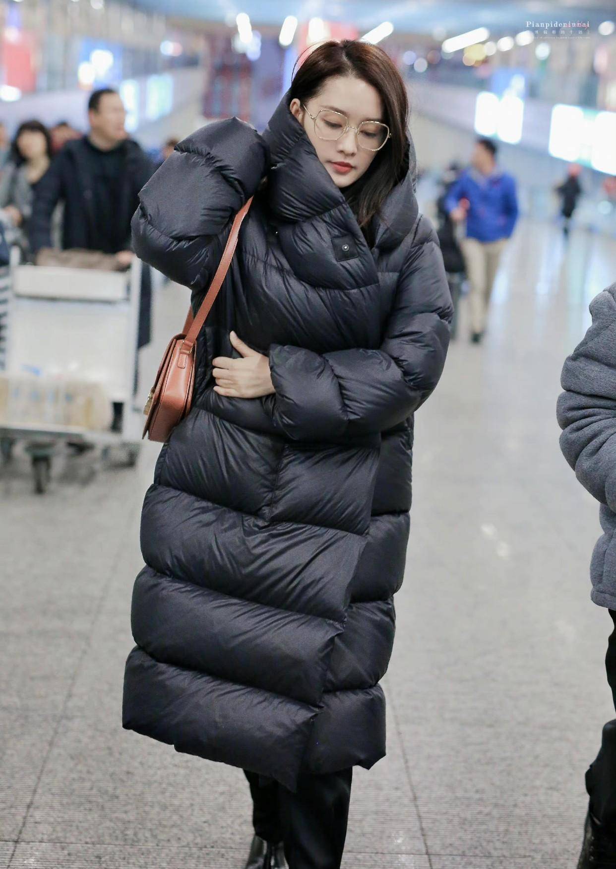 李沁"偷懒式"冬季穿搭很好学,装扮简约接地气,全靠围巾来拯救_造型