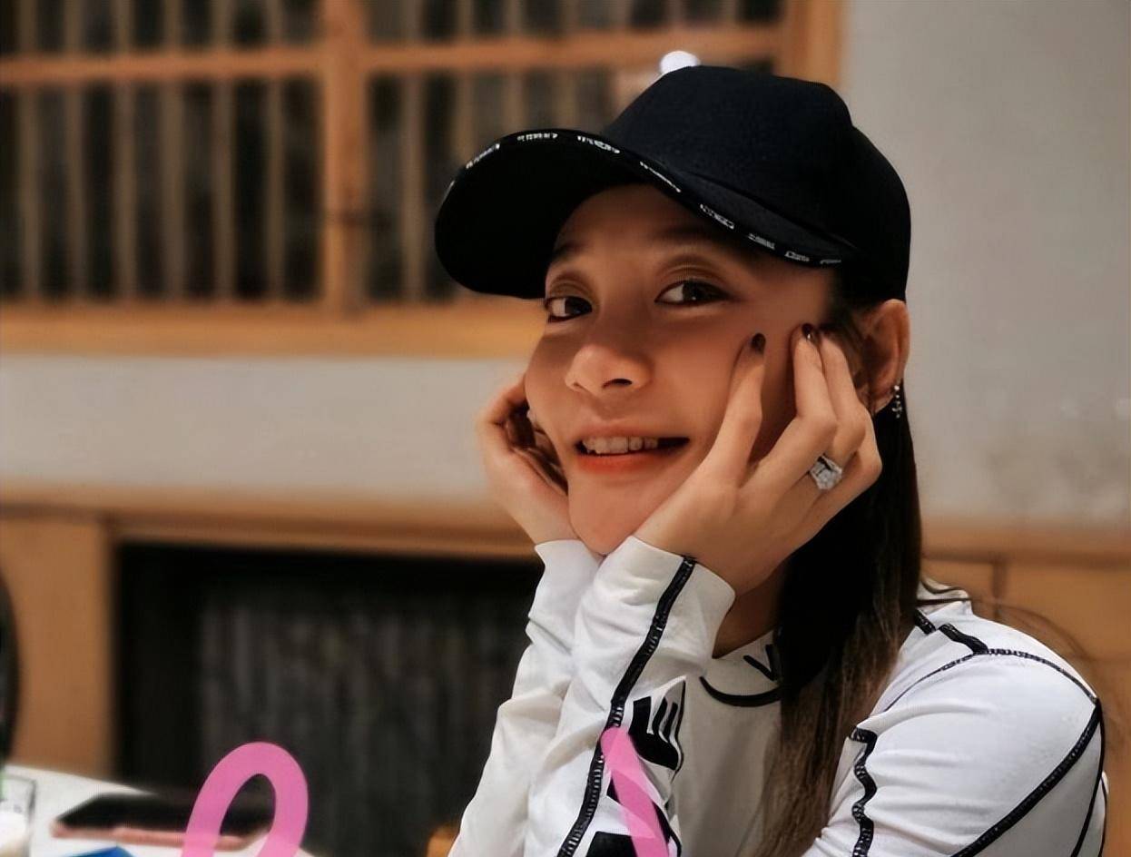 曹云金官宣恋情后,前妻唐菀晒照"比耶",手上婚戒成亮点_生活_唐菖蒲