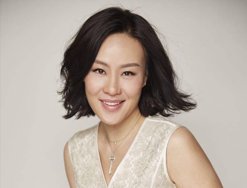 用5个版面来报道此事,邬君梅还被评选为当年"全球风云人物婚礼"的第一