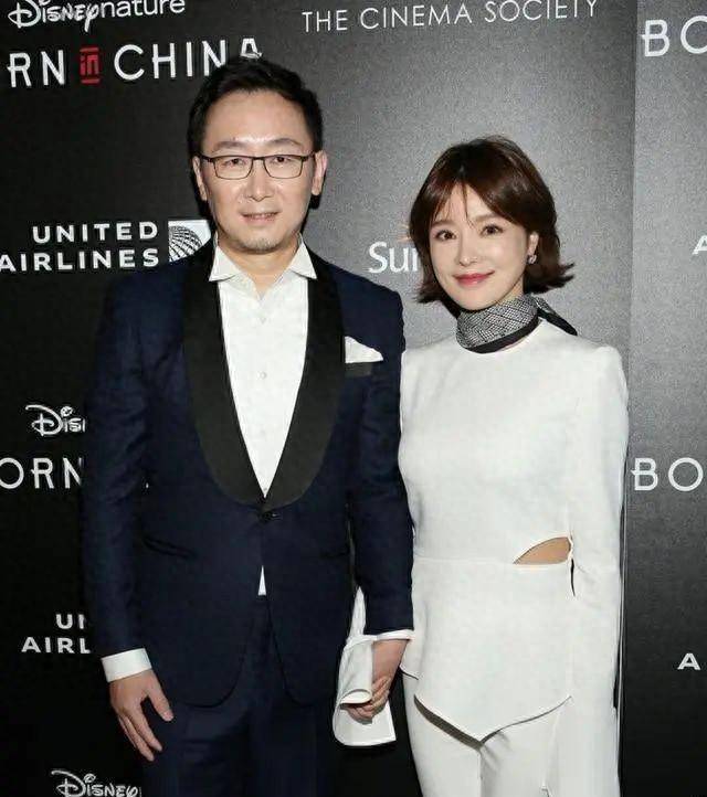 陆川很少与妻子胡蝶一起出现在活动中,她衣着温柔优雅,老公优雅端庄