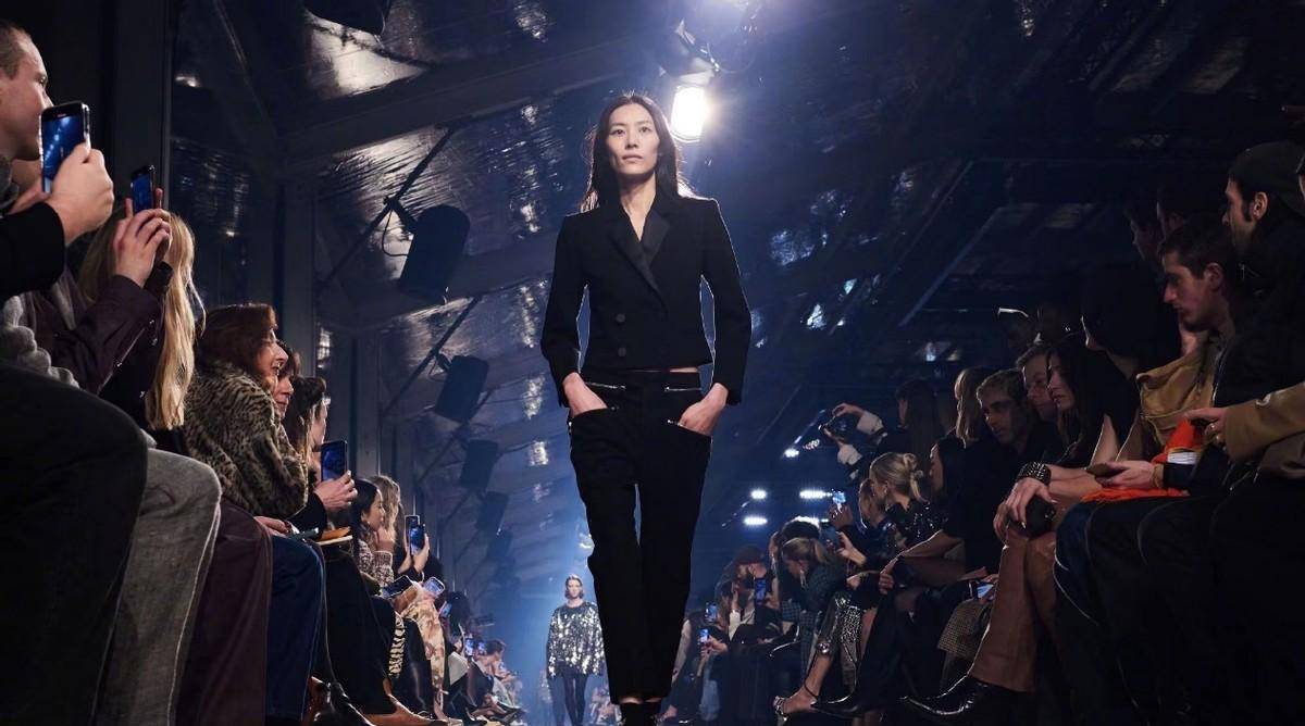 刘雯巴黎首日"霸屏走秀"!