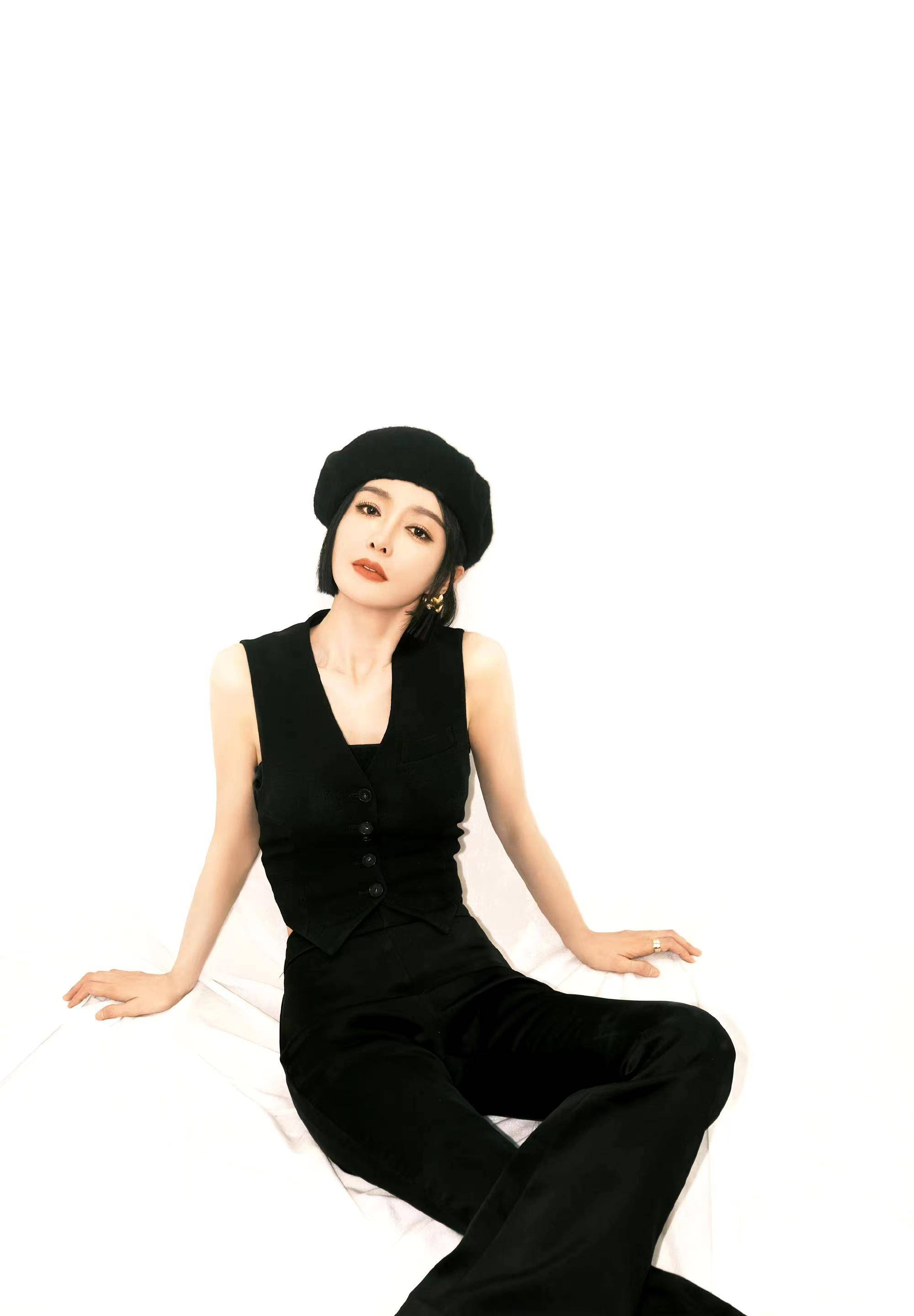 秦岚身高165厘米,是女生家族中的平均身高,身材比例也可圈可点.