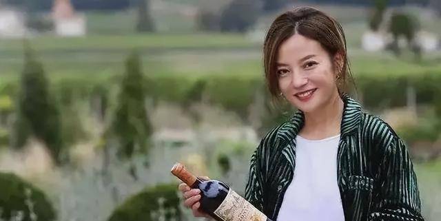 47岁赵薇复出失败?新剧播出"不见脸"被蒋欣代替,她真的凉了?