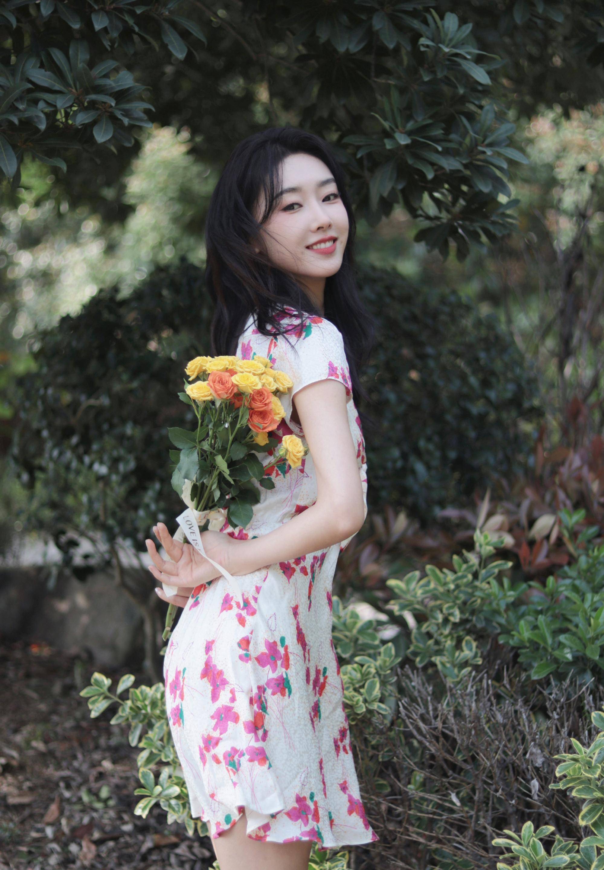 宣璐身穿碎花白裙,手捧鲜花,美腿吸睛,充满春天的浪漫少女气息_时尚