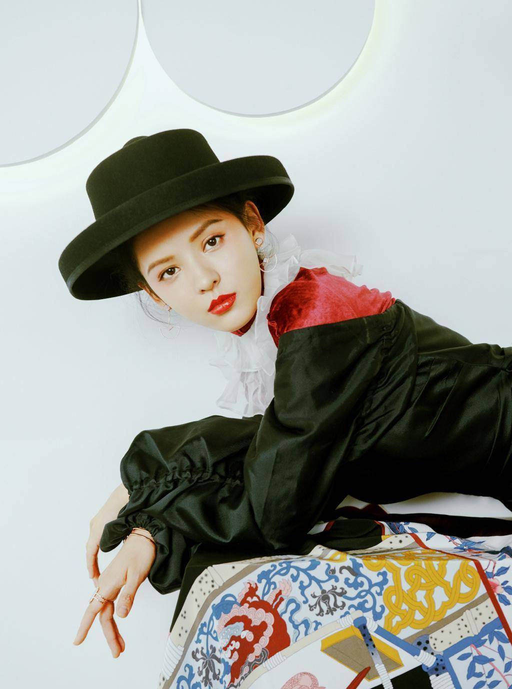 不愧是王思聪前女友中最出名的,张予曦连体裤配红发箍,娇俏复古