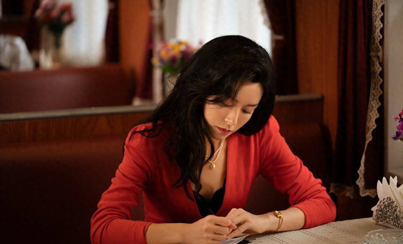 文咏珊的冷艳换装,红色短外套和黑色裙子,不同的风格很精彩_魅力_笑容