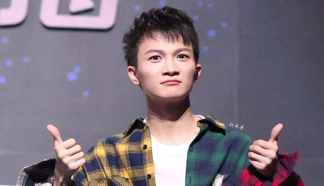 然后他的《愿得一心人》,纯洁空灵且深情,后来的《达尼亚 红莓花儿开