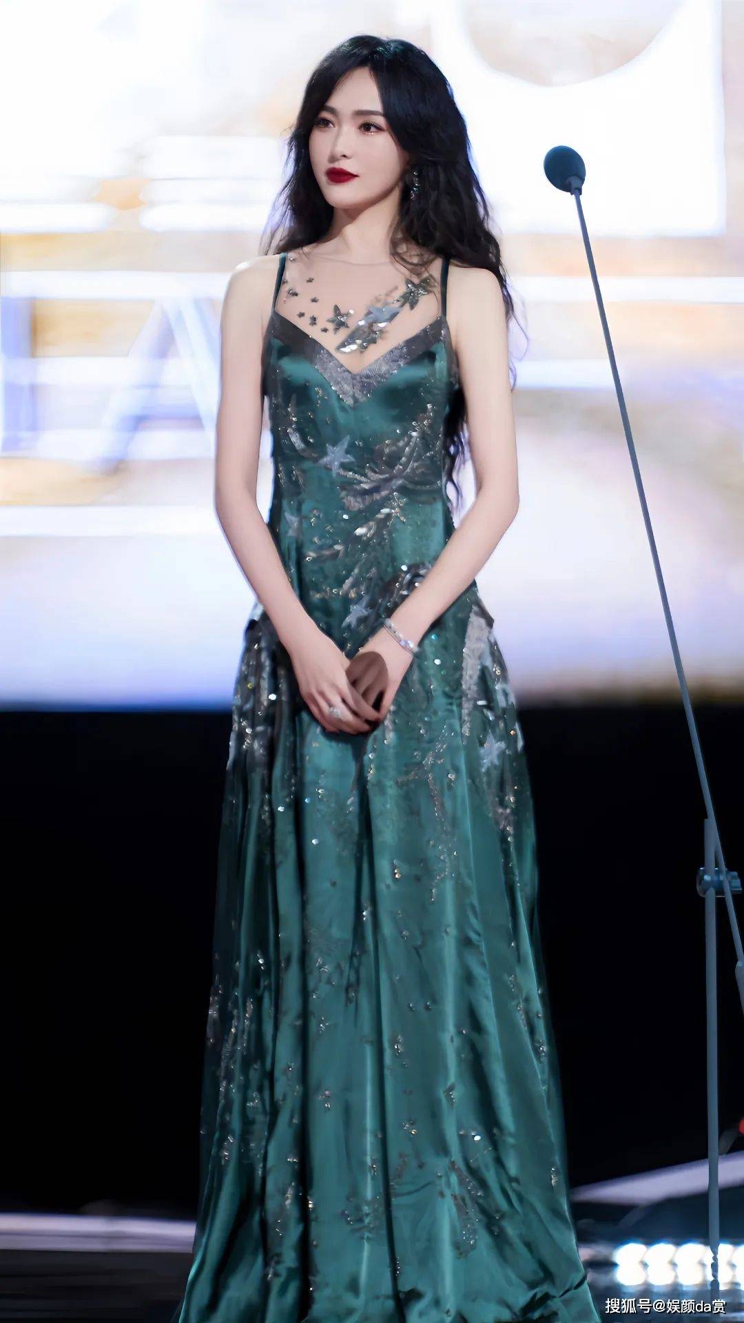 【唐嫣唯美写真】墨绿刺绣吊带裙,温婉俏丽,星光大赏_裙子_造型_长裙