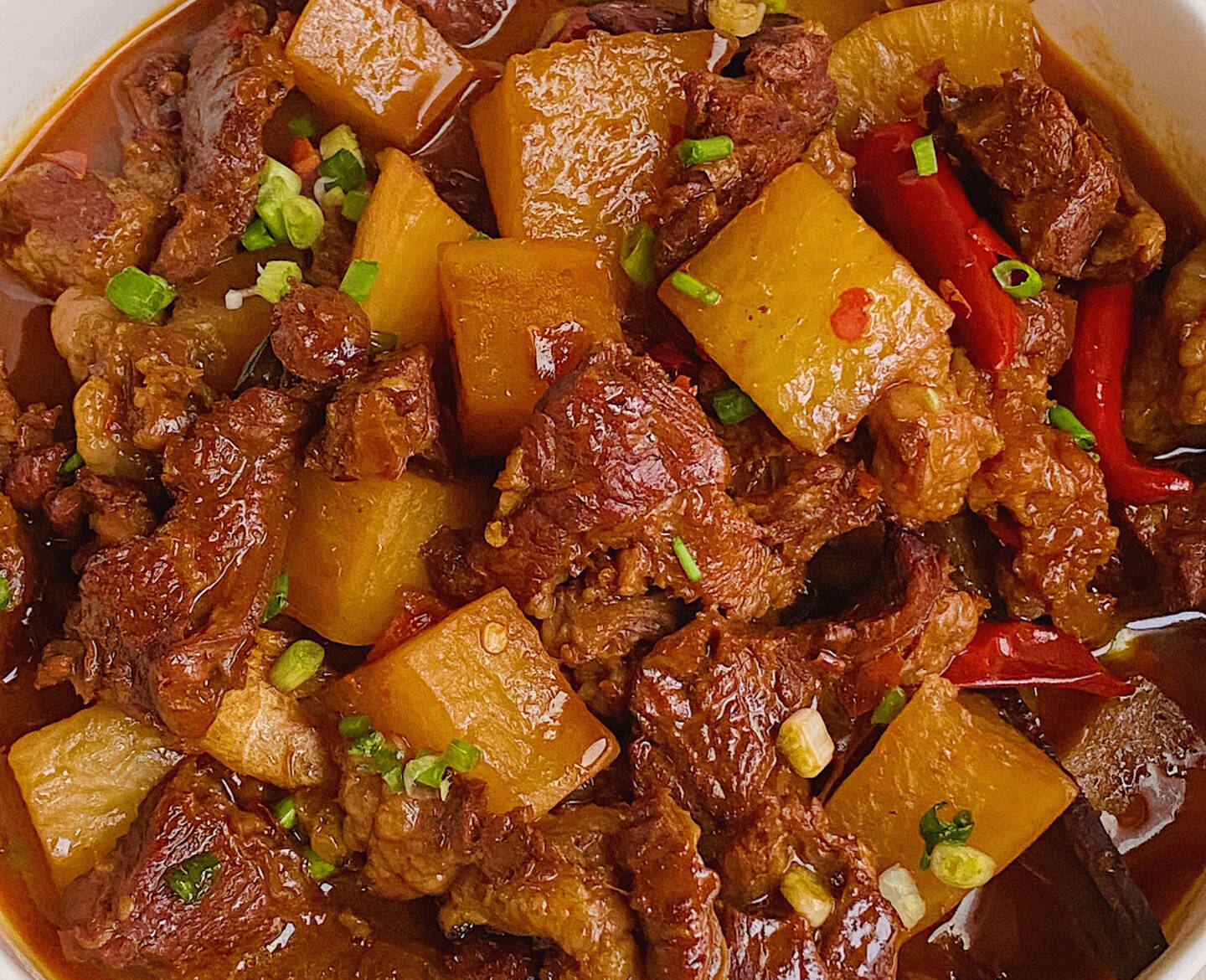 白萝卜烧牛腩这样做真的巨好吃!肉质鲜嫩,香气四溢,解馋又下饭_汤汁_